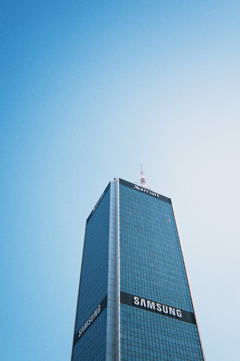Modern skyscraper in Warsaw against a clear sky, showcasing urban architecture.