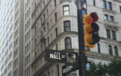 traffic lights near white concrete building during day time