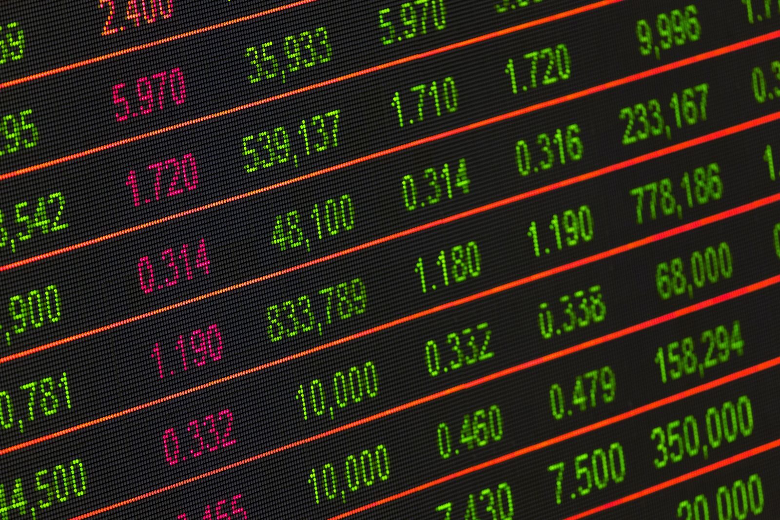 Écran de cotations obligataires en baisse, illustrant les moins-values latentes d'un portefeuille