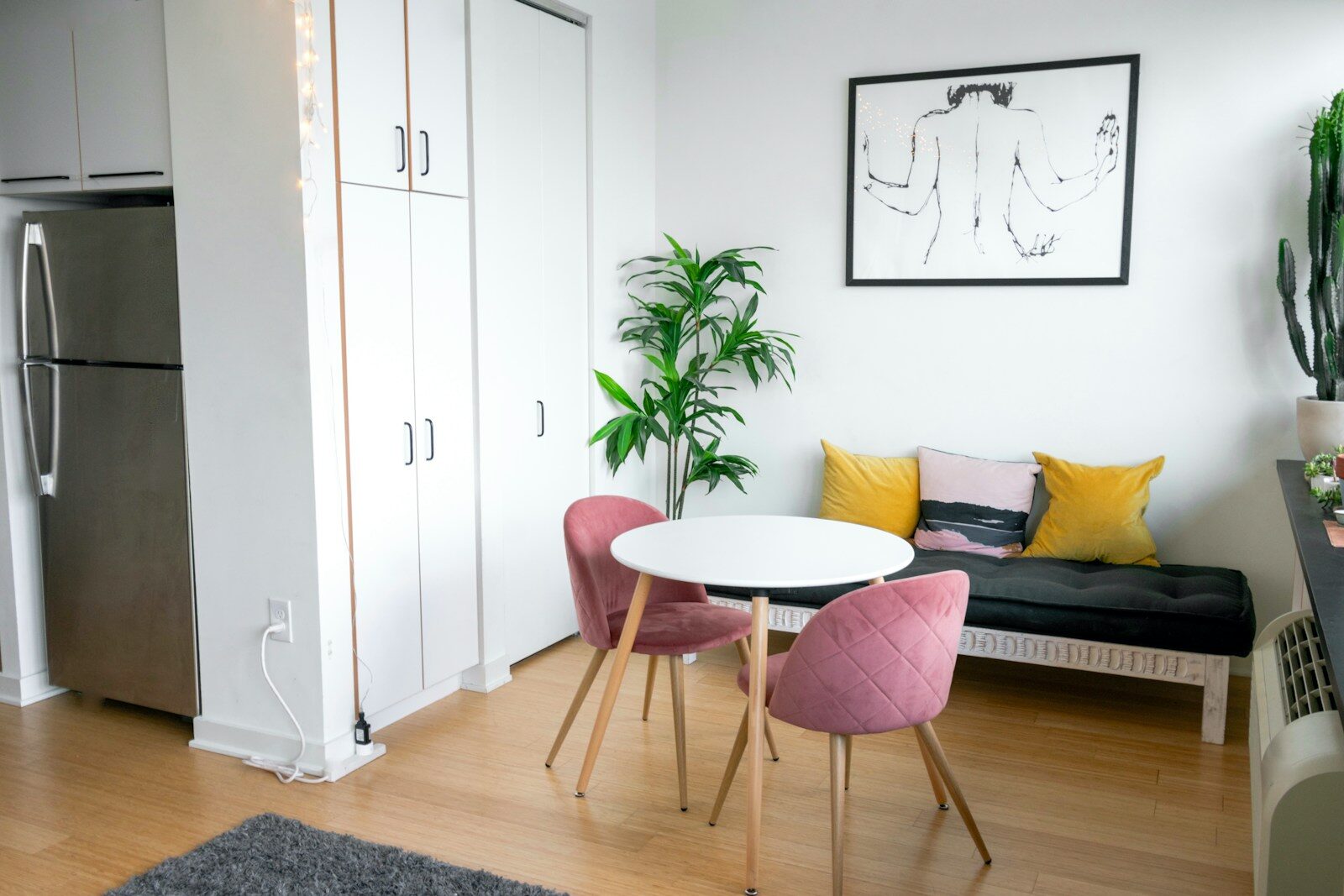 Studio meublé avec canapé, table et cuisine ouverte, type de logement visé par la réforme du LMNP 2027