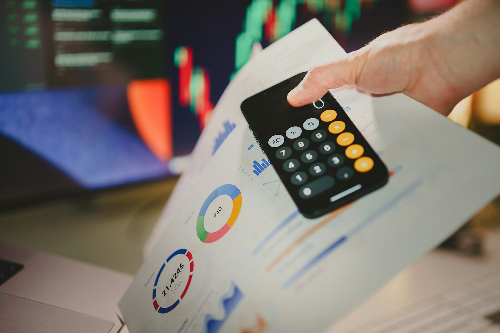 Analyste lisant un rapport financier trimestriel sur un bureau, en pleine saison des résultats T3 2026
