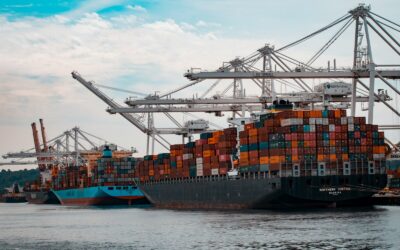 Porte-conteneurs entrant dans un port de commerce, au cœur des échanges de la rivalité Chine États-Unis