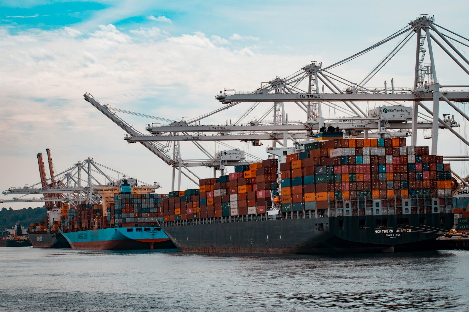 Porte-conteneurs entrant dans un port de commerce, au cœur des échanges de la rivalité Chine États-Unis