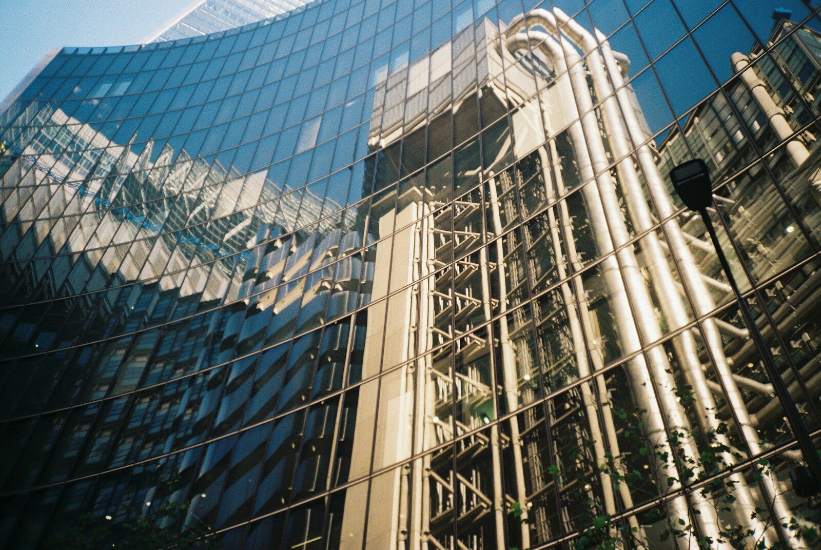 Façade d'un siège de compagnie d'assurance, symbole du risque de faillite d'un assureur vie