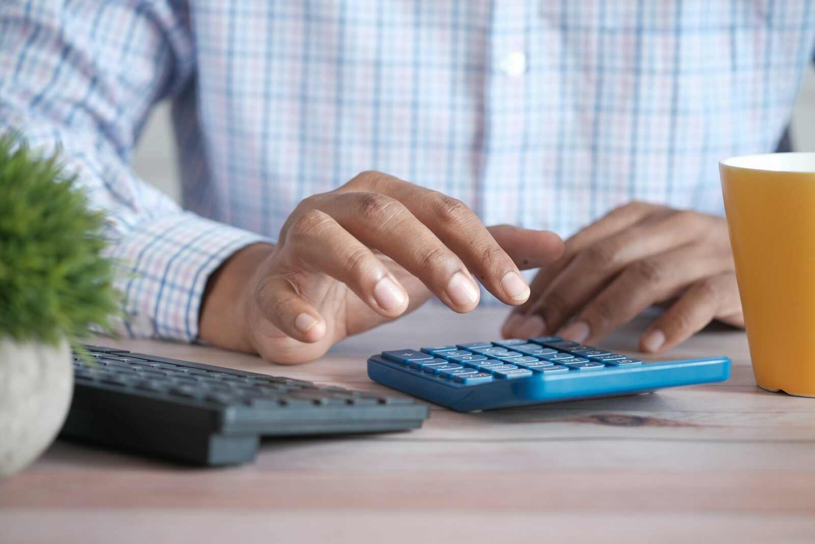 Calculatrice et relevé annuel sur une table pour comparer le rendement du fonds euros à l'inflation
