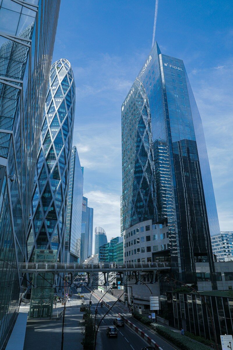 Façade de La Défense à Paris, siège de grands émetteurs d’obligations d’entreprises françaises cotées