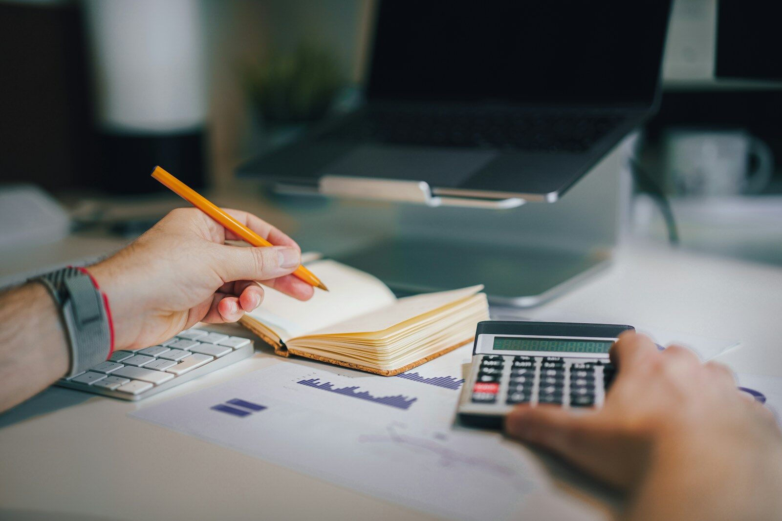 Relevé de contrat posé sur un bureau, illustrant le lien entre assurance vie et dette française