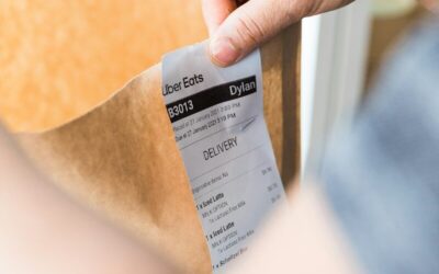 Ticket de caisse sur une table pour protéger son épargne de l'inflation au quotidien