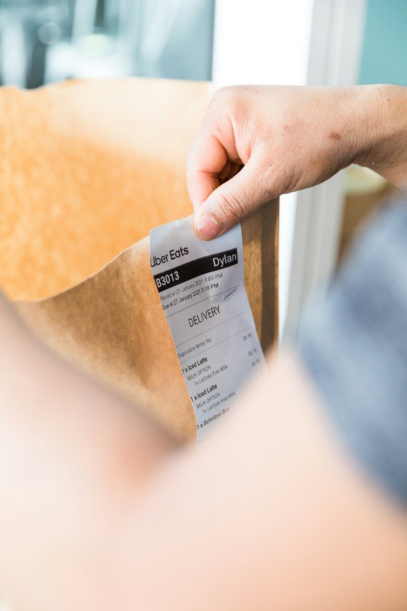 Ticket de caisse sur une table pour protéger son épargne de l'inflation au quotidien