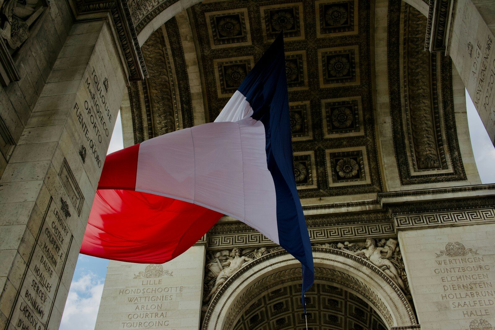 Symbole de la présidentielle 2027 et des enjeux de la dette publique